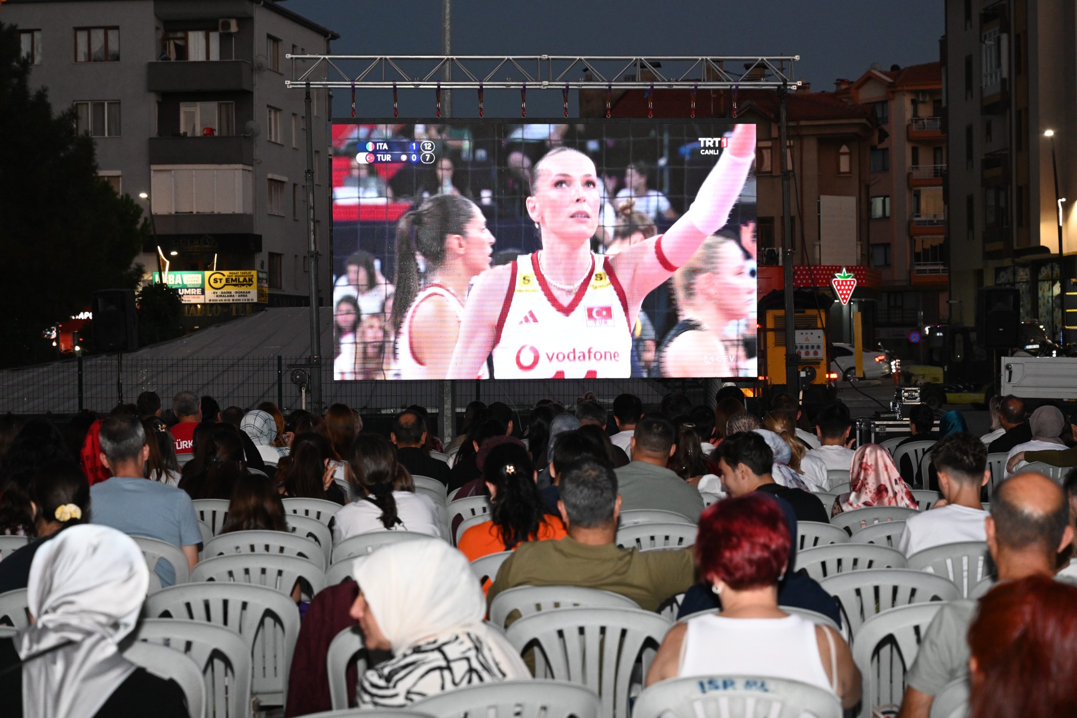 Isparta’da Filenin Sultanları’nın şampiyonluk maçı dev ekrandan izlendi