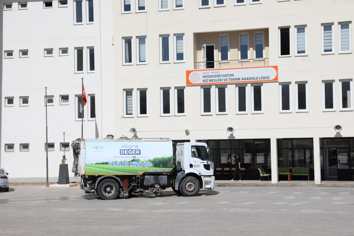Niğde Belediyesi okullarda temizlik ve dezenfeksiyon çalışması yaptı