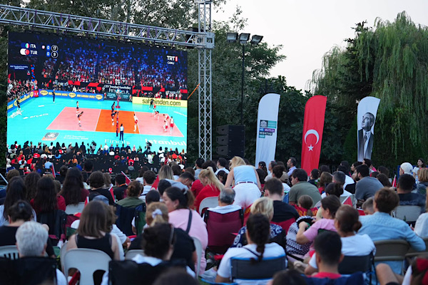 Beşiktaş'ta Filenin Sultanları'nın şampiyonluk maçı dev ekrandan izlendi
