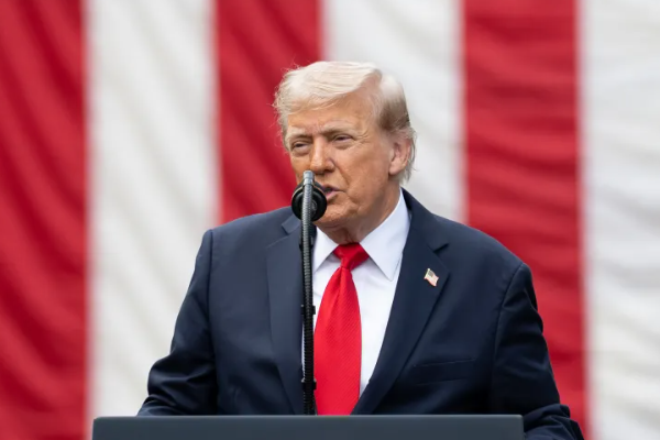 Trump: Radikal Sol çılgınlar ve komünistler dahil olmak üzere herkese mutlu işçi bayramı