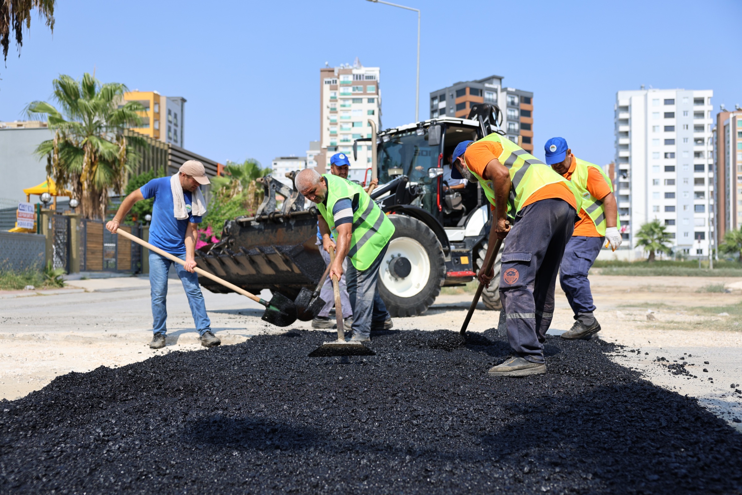 Toroslar’da mahalle yollarında üst yapı çalışmaları sürüyor