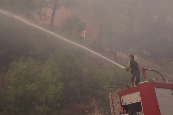 Kumluca’da orman yangınına müdahale sürüyor