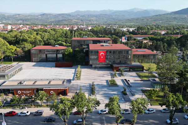 İnegöl'de bin 650 öğrenciye 3,3 milyon TL kırtasiye desteği