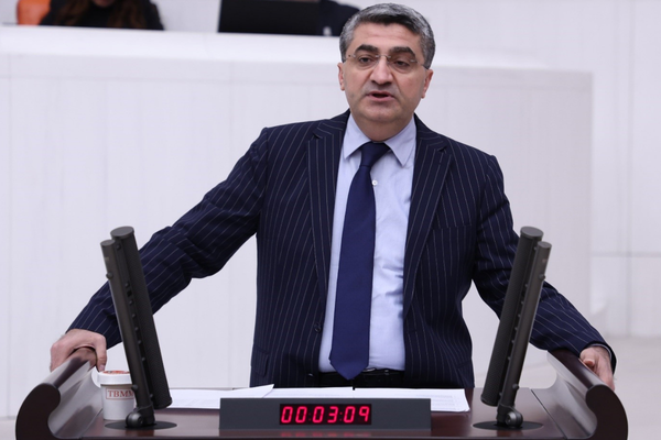Ekmen: Seçmen iradesi bin bir yolla devre dışı bırakılıyor