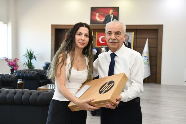 Tıp fakültesi öğrencisi Nida Nur Demirpek’e eğitim desteği