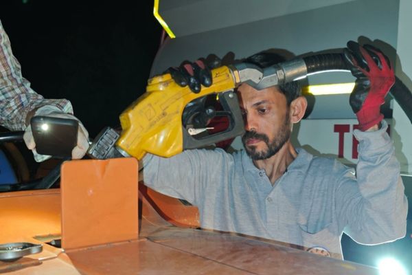 Kepez Belediyesi’nden yangınla mücadele eden köylülere mazot desteği