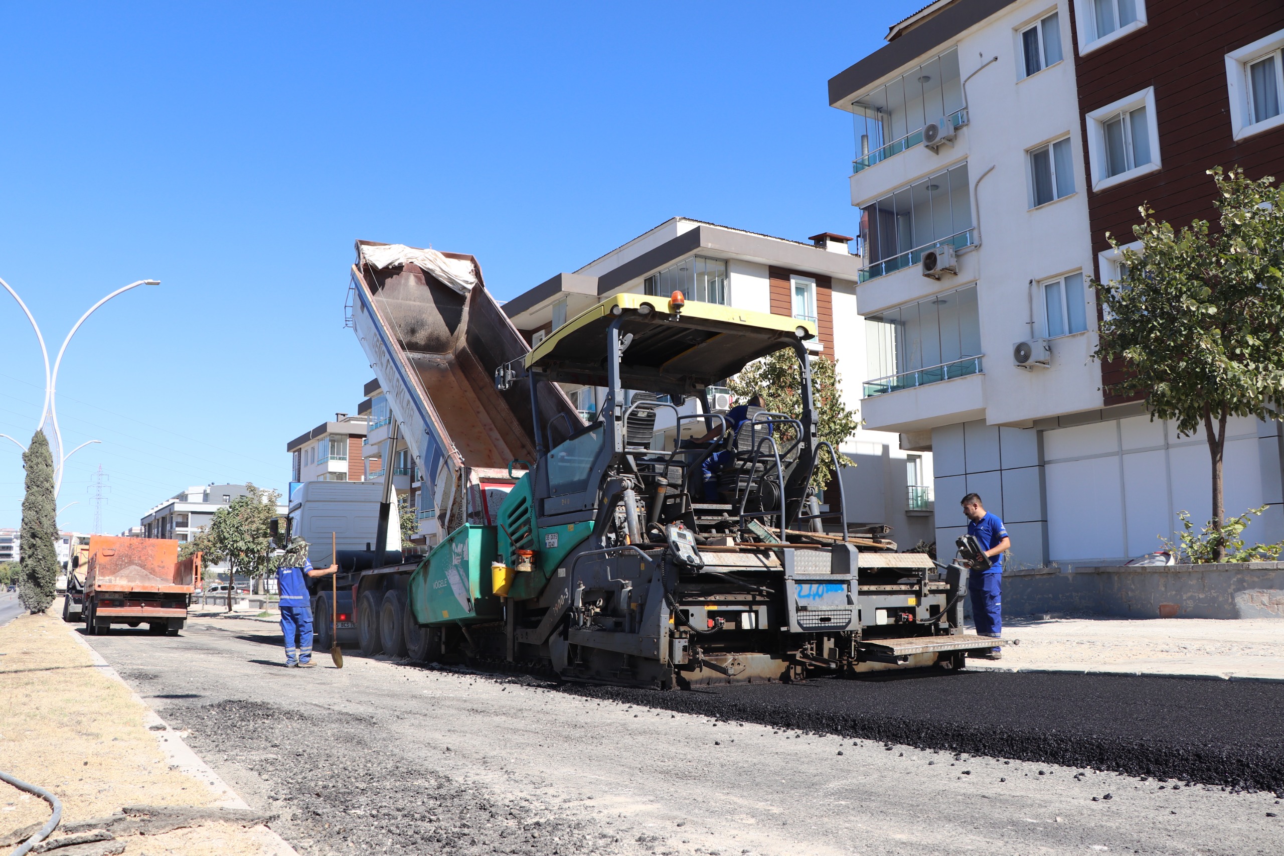 Aliağa ve Seferihisar’da yollar yenileniyor