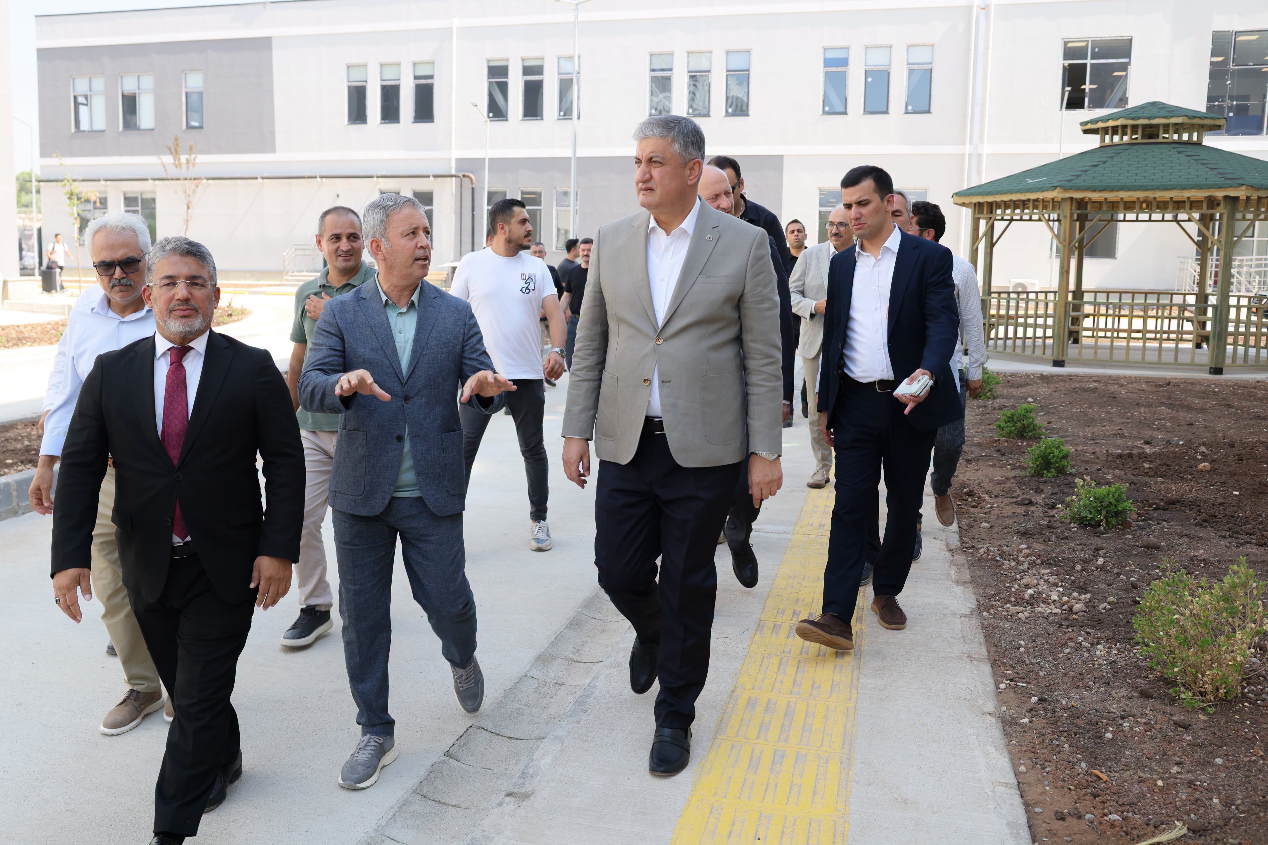 Vali Yavuz’dan yapımı tamamlanan öğrenci yurduna inceleme ziyareti