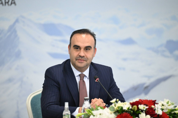 Bakan Kacır, ZUCHEX 36. Uluslararası Ev ve Mutfak Eşyaları Fuarı’nı ziyaret etti