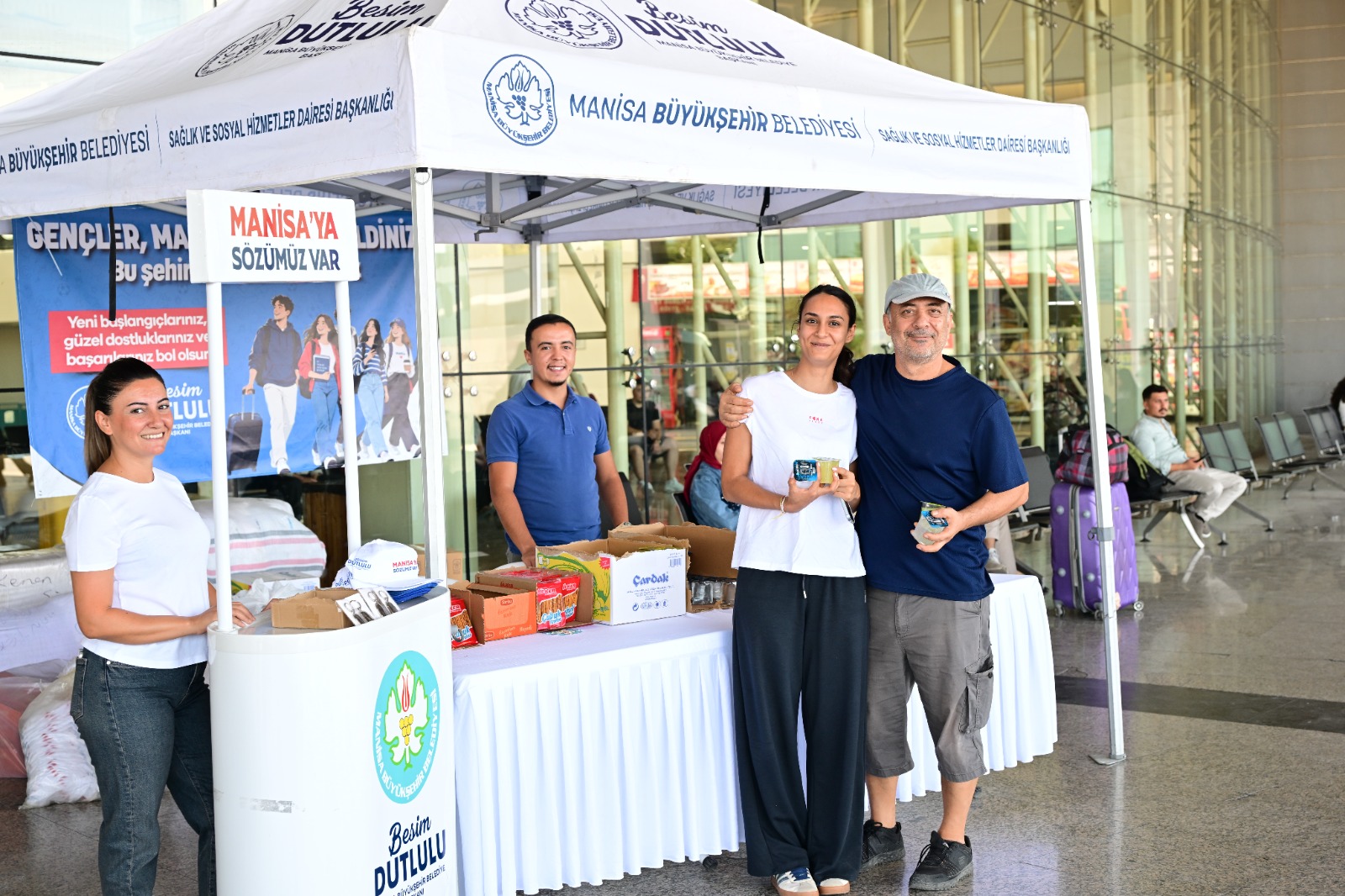 Manisa Büyükşehir Belediyesi üniversite öğrencilerini terminalde karşıladı