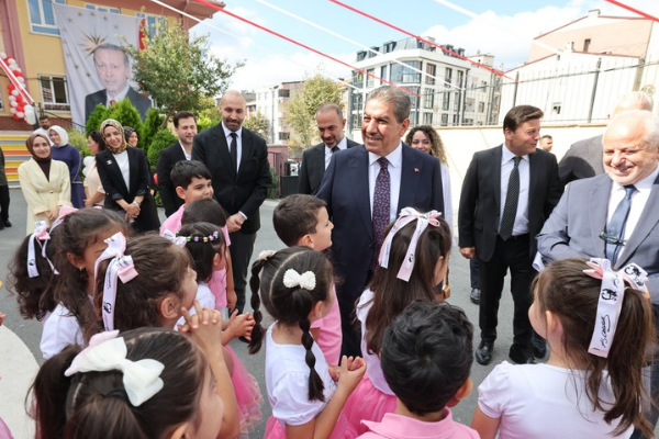 Esenler’de geri dönüşüm gelirleriyle öğrencilere 8,5 milyon defter desteği