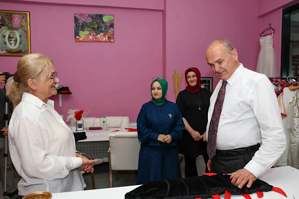 Başkan Özlü, Kadın Emeği Merkezi’ni ziyaret etti