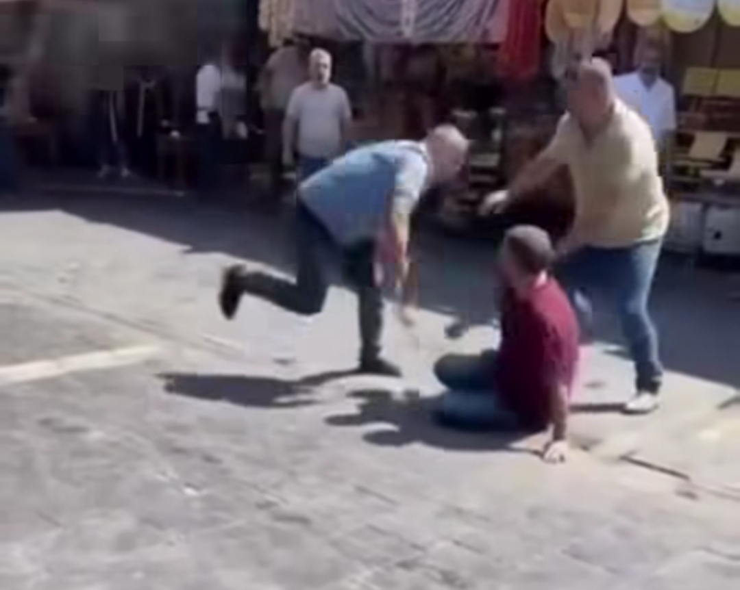 Urfa Aşağı Çarşı ringe döndü! Kasap esnafı iddiaya göre çalışanın babasını darbetti
