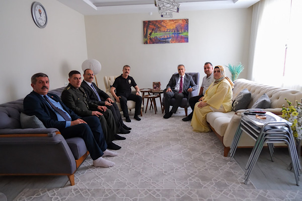 Vali Çiçek, gazi Bayram Ali Koşar'ı ziyaret etti