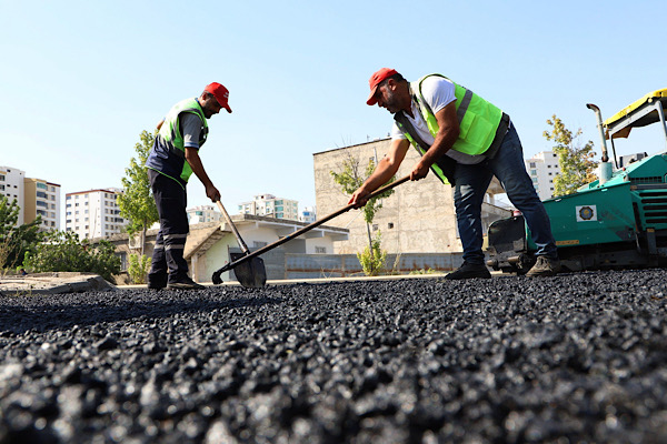 Diyarbakır’da iki caddeye 10 bin 400 ton asfalt serildi