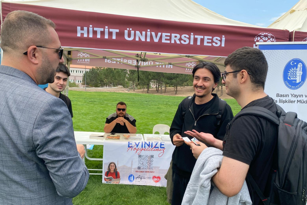 Çorum Belediyesi üniversite öğrencilerini kampüste karşılıyor