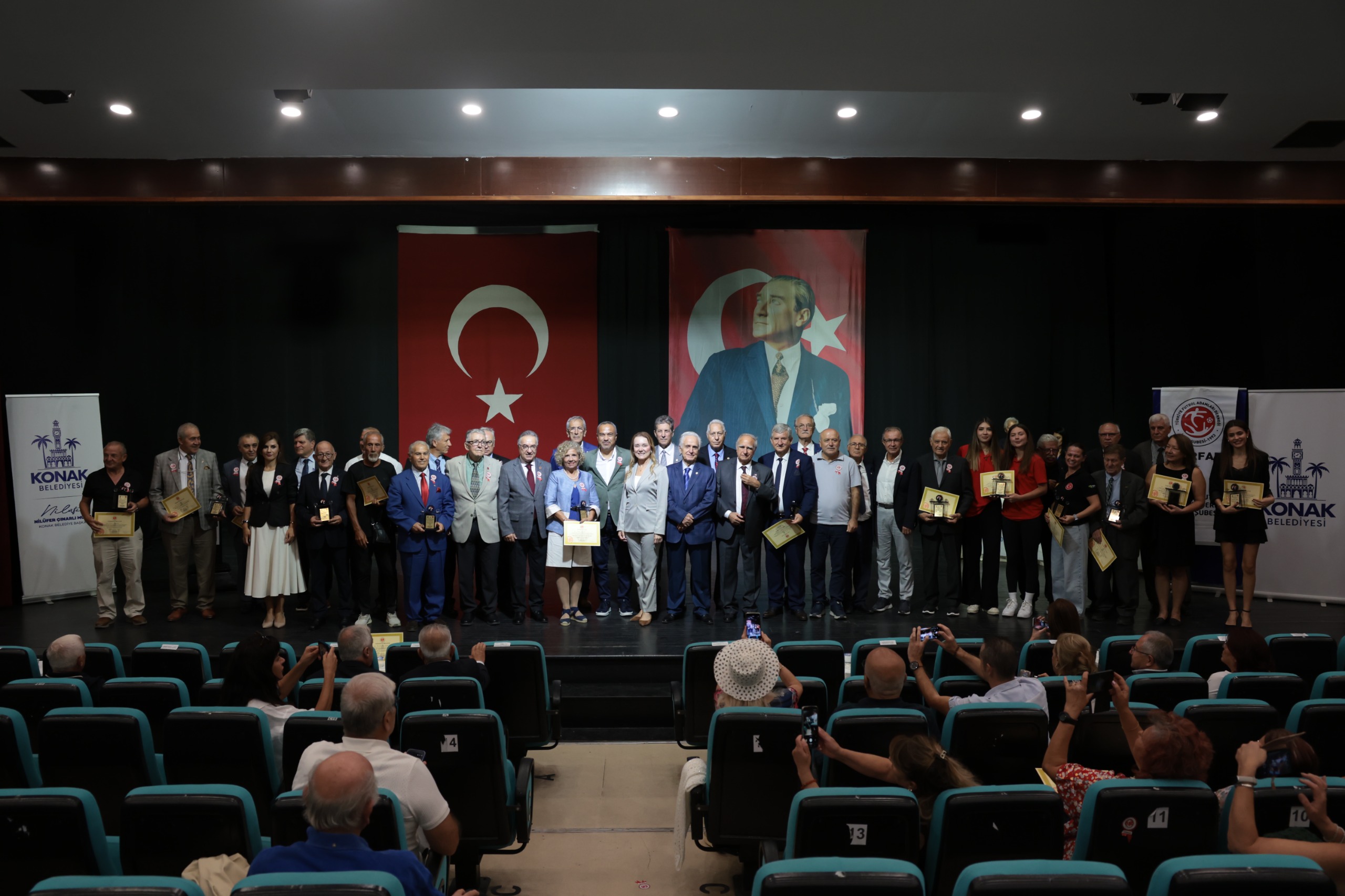 TÜRFAD İzmir Şubesinin 27. ödül töreni Konak'ta düzenlendi