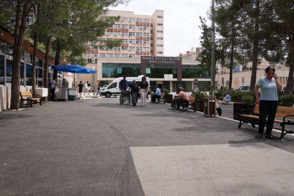 Dicle Üniversitesi Poliklinik Bölgesi’nde çevre düzenlemesi tamamlandı