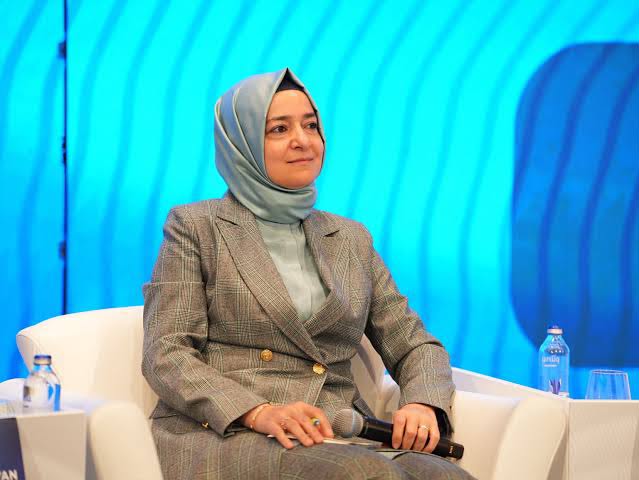 Fatma Betül Sayan Kaya görevlerinden ayrıldı