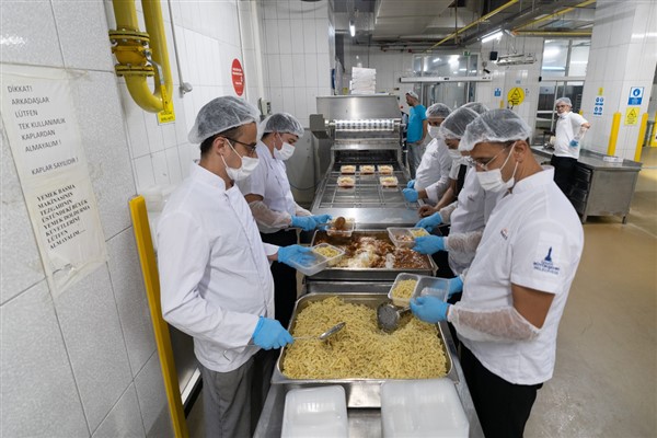 İzmir’de günlük 42 bin kişilik sıcak yemek üretiliyor