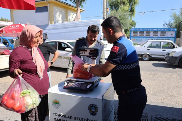 Toroslar’daki semt pazarlarında tartı denetimi yapılıyor