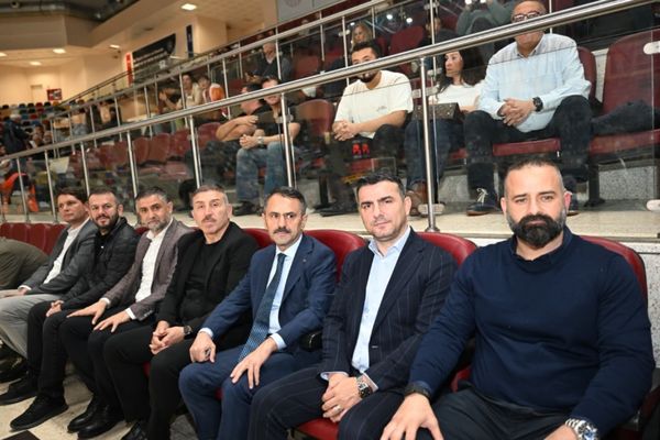 Vali Aktaş, Biotekno Körfez Basket’in maçını izledi