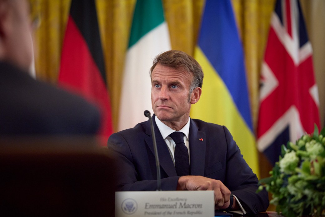 Macron: Rusya’nın savunma şirketini hedef alan yangından sorumlu tutulmasını kınadı
