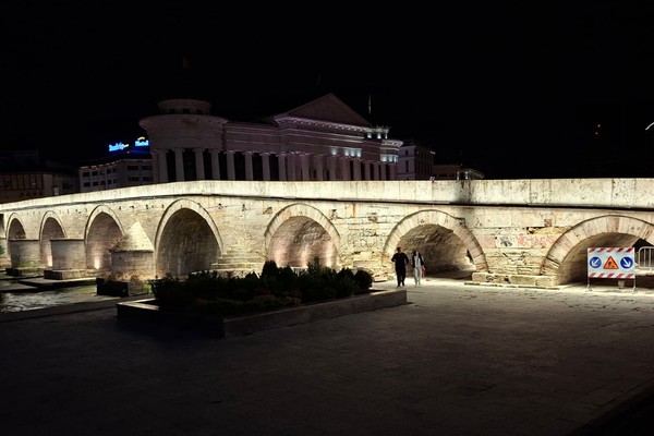 Üsküp’ün tarihi Taşköprü’sü aydınlatıldı
