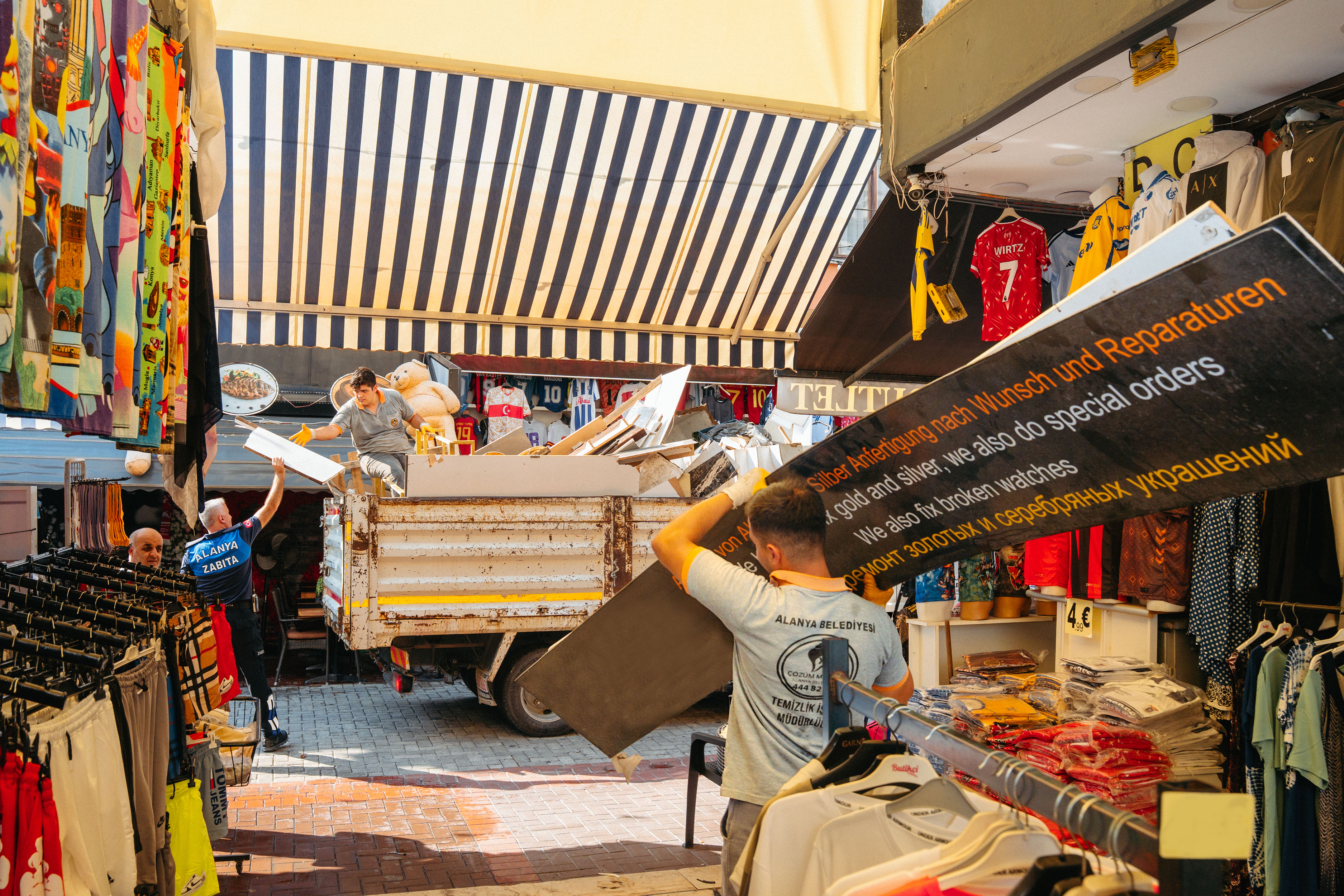 Alanya’da kent merkezinde temizlik ve düzenleme çalışması yapıldı