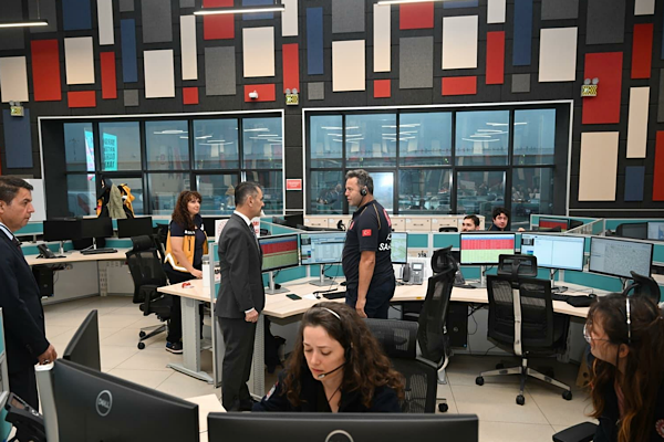Kocaeli Valisi Aktaş, 112 Acil Çağrı Merkezi’ni ziyaret etti