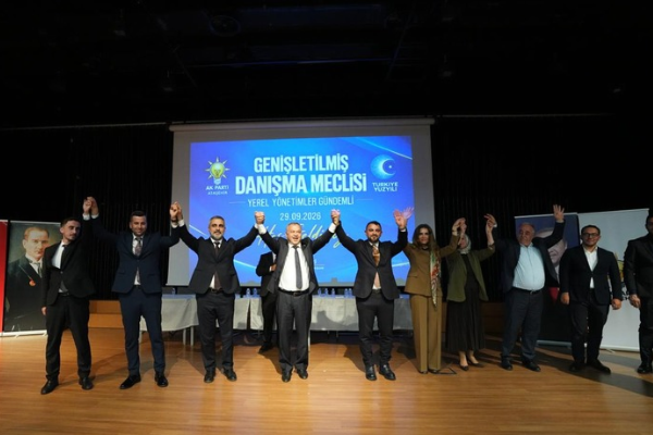 Ataşehir Belediye Meclisi'nden 6 üye AK Parti'ye katıldı