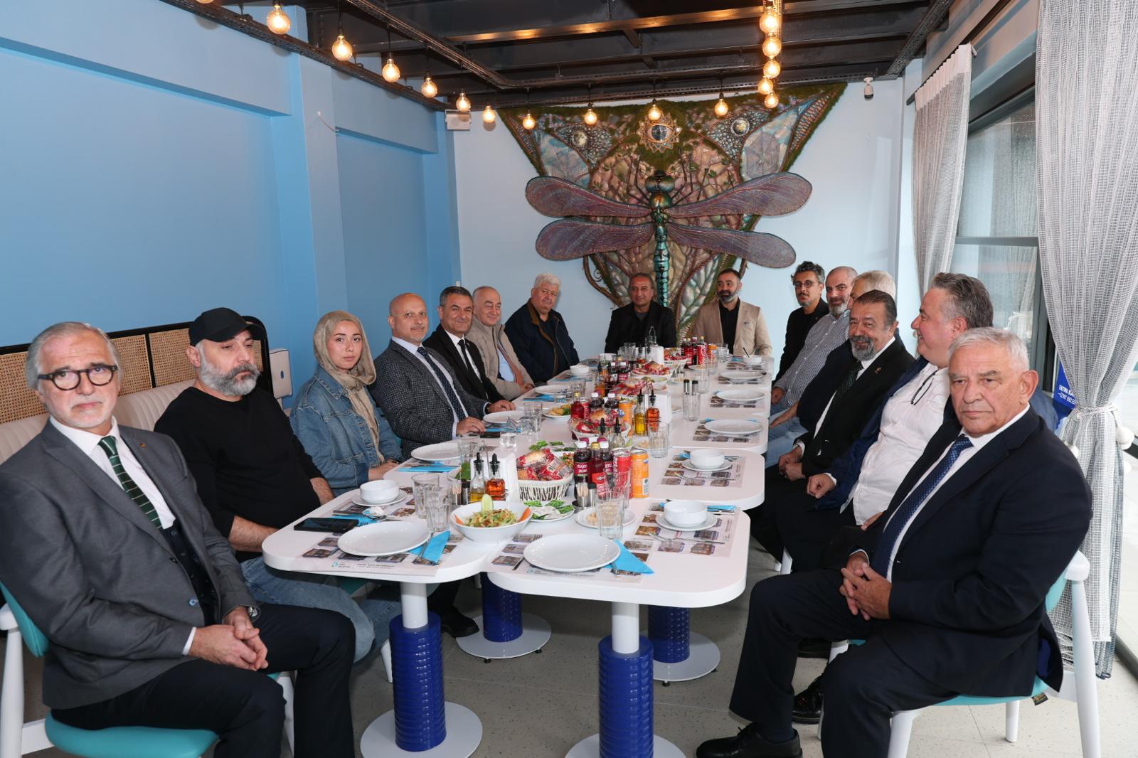 Başkanvekili Obuz, basın mensuplarını Gülümse mekanlarında ağırladı