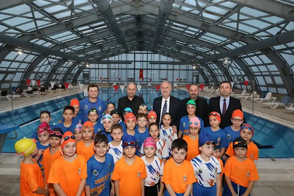 İnegöl’de 70 yüzme altyapı sporcusu haftanın 6 günü antrenman yapıyor