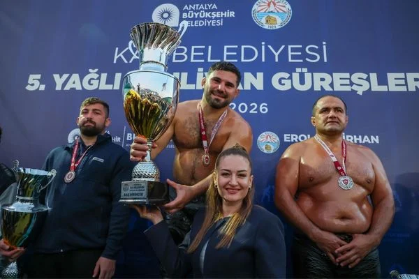 Kaş Yağlı Güreşleri’nin başpehlivanı Erkan Taş oldu