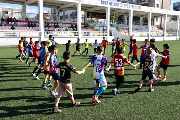Buca Belediyesinin ücretsiz futbol okulu ailelerden ilgi gördü