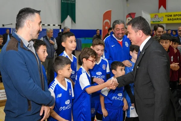 Osmangazi Belediyesi, 69 amatör futbol kulübüne malzeme desteği sağladı