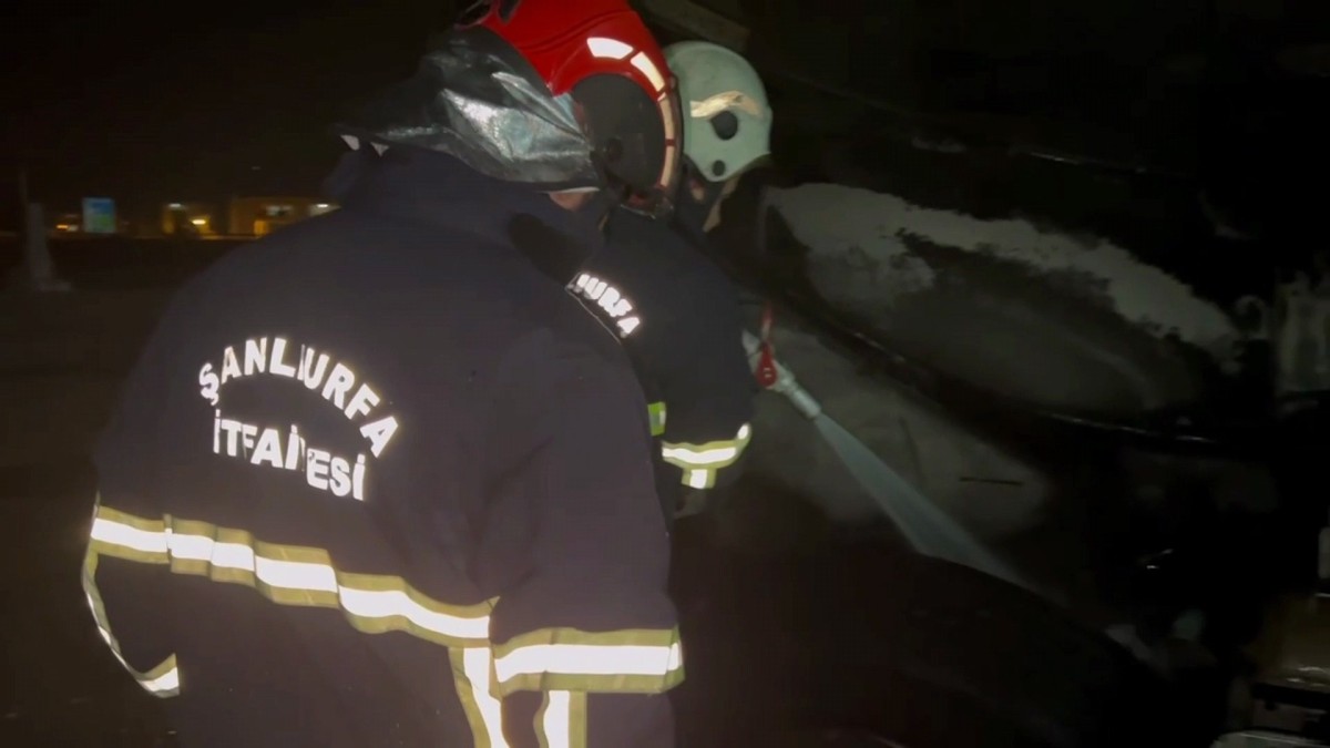 Alev alan beton mikserini benzin istasyonu çalışanları söndürdü