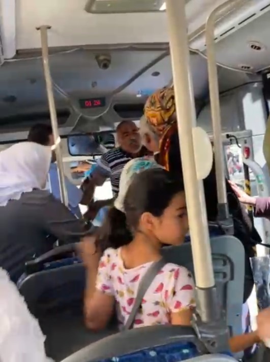 Halk otobüsünde ücretsiz kart kavgası kamerada