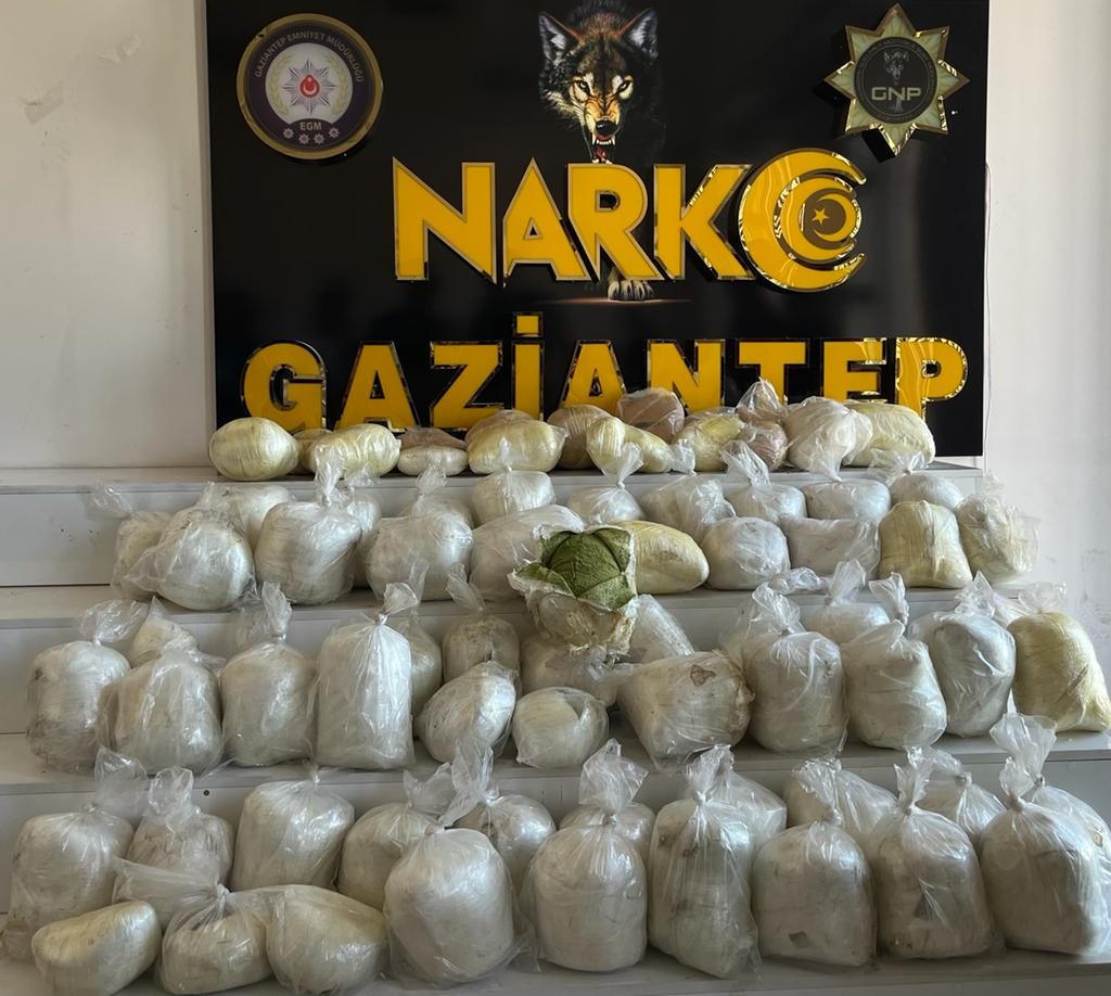 Boruların içine gizlenmiş 128 kilo 900 gram toz esrar ele geçirildi   