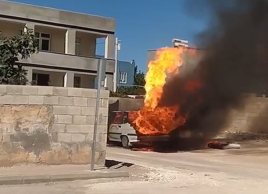Yanan LPG’li otomobil mahallede paniğe neden oldu