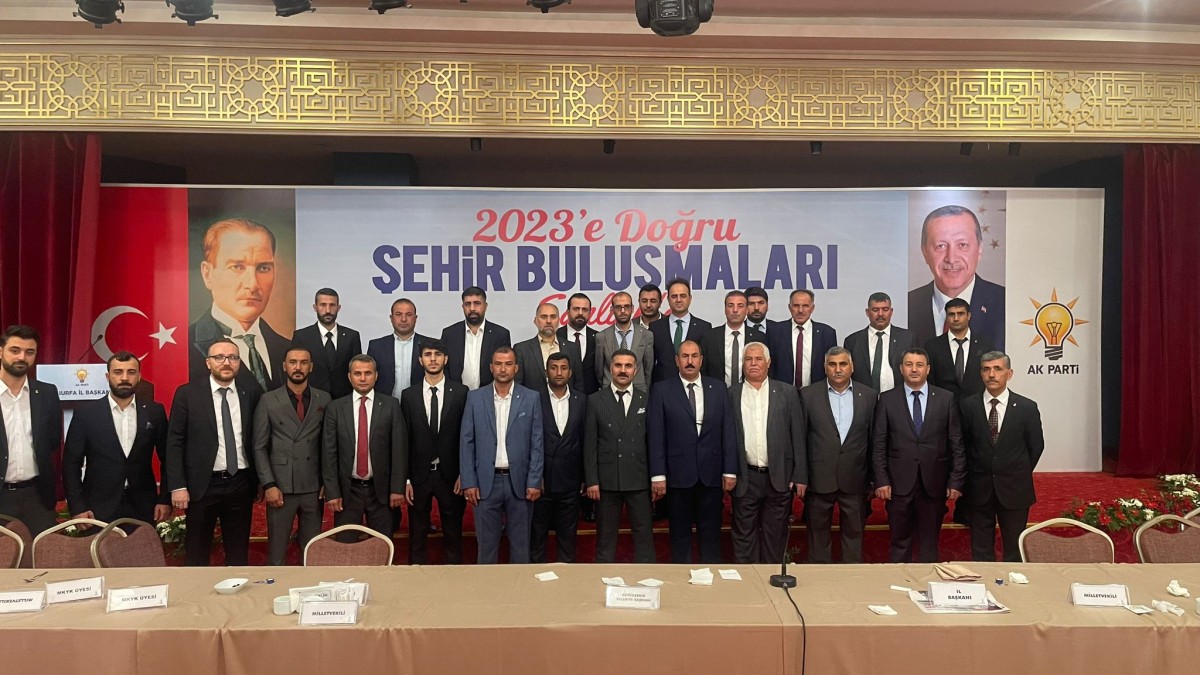 Ak Parti'ye Toplu Katılan ekibe rozetlerini Bakan Kirişçi taktı*