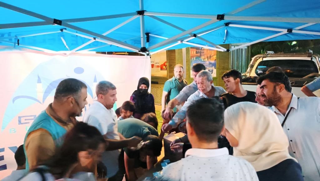 Eyyübiye Belediyesi Kandil Gecesi Binlerce Vatandaşa İkramda Bulundu