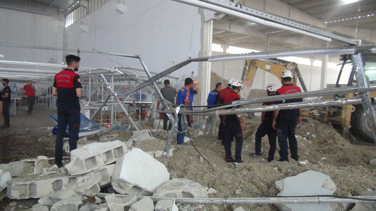İşçiler çalışırken fabrikanın duvarı çöktü 3 yaralı 
