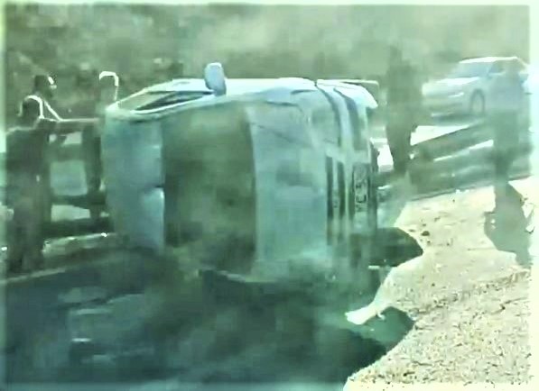 ŞANLIURFA’DA OTOMOBİL REFÜJE ÇARPIP YAN YATTI!