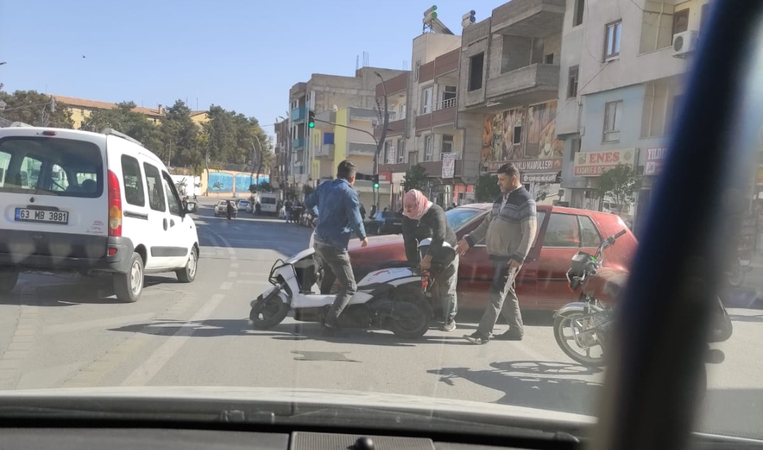 Urfa'da Yola Aniden Çıkan Sürücü Kazaya Yol Açtı