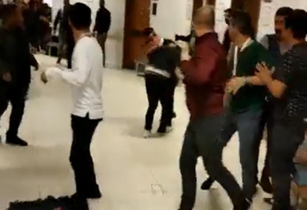 Hastanedeki demir çubuklu kavga kameraya yansıdı