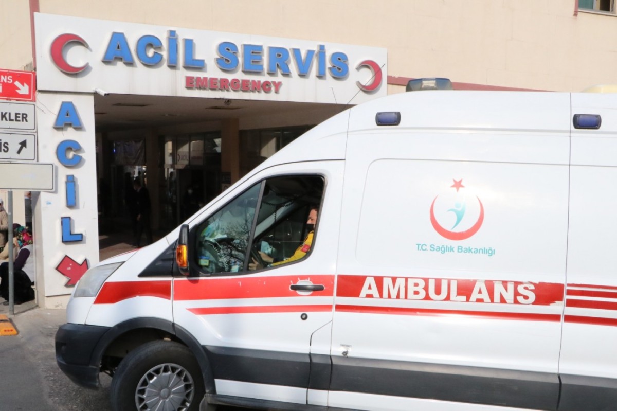 Urfa'da otomobil işçilerin arasına daldı: 3 yaralı  