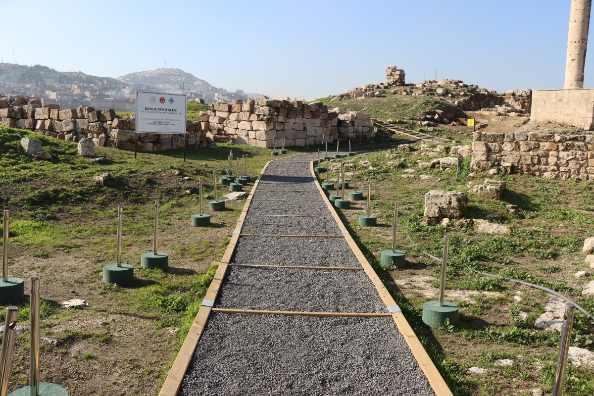TARİHİ URFA KALESİNE YAPILACAK ZİYARETLER İÇİN YÜRÜYÜŞ YOLU YAPILDI