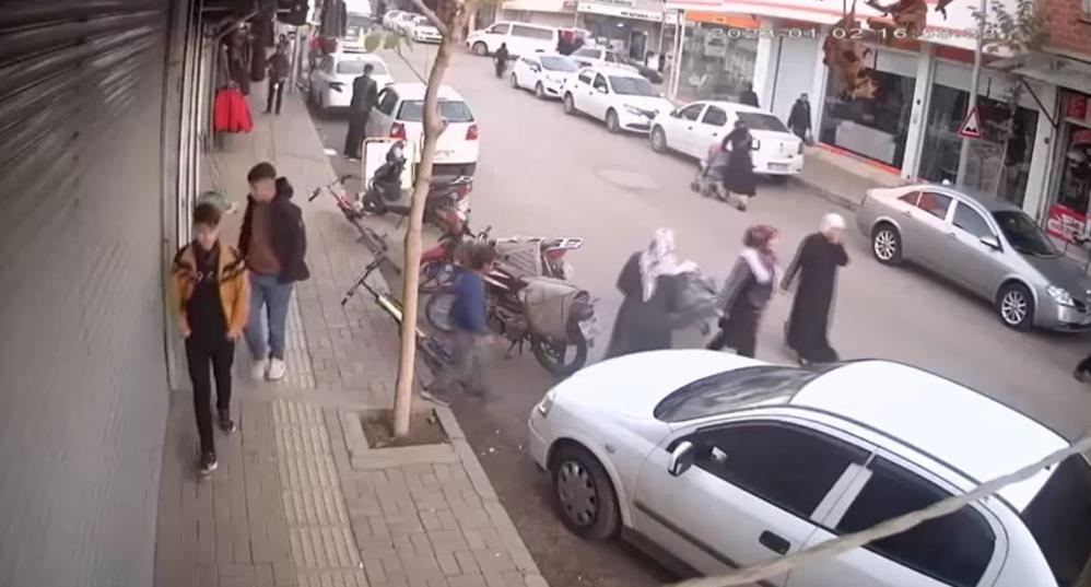 Cansız mankenden yelek çaldı, kameraya yakalandı