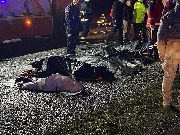 Korkunç Kaza Yolcu Otobüsü Devrildi: 1’i Bebek 5 Ölü, 23 Yaralı  